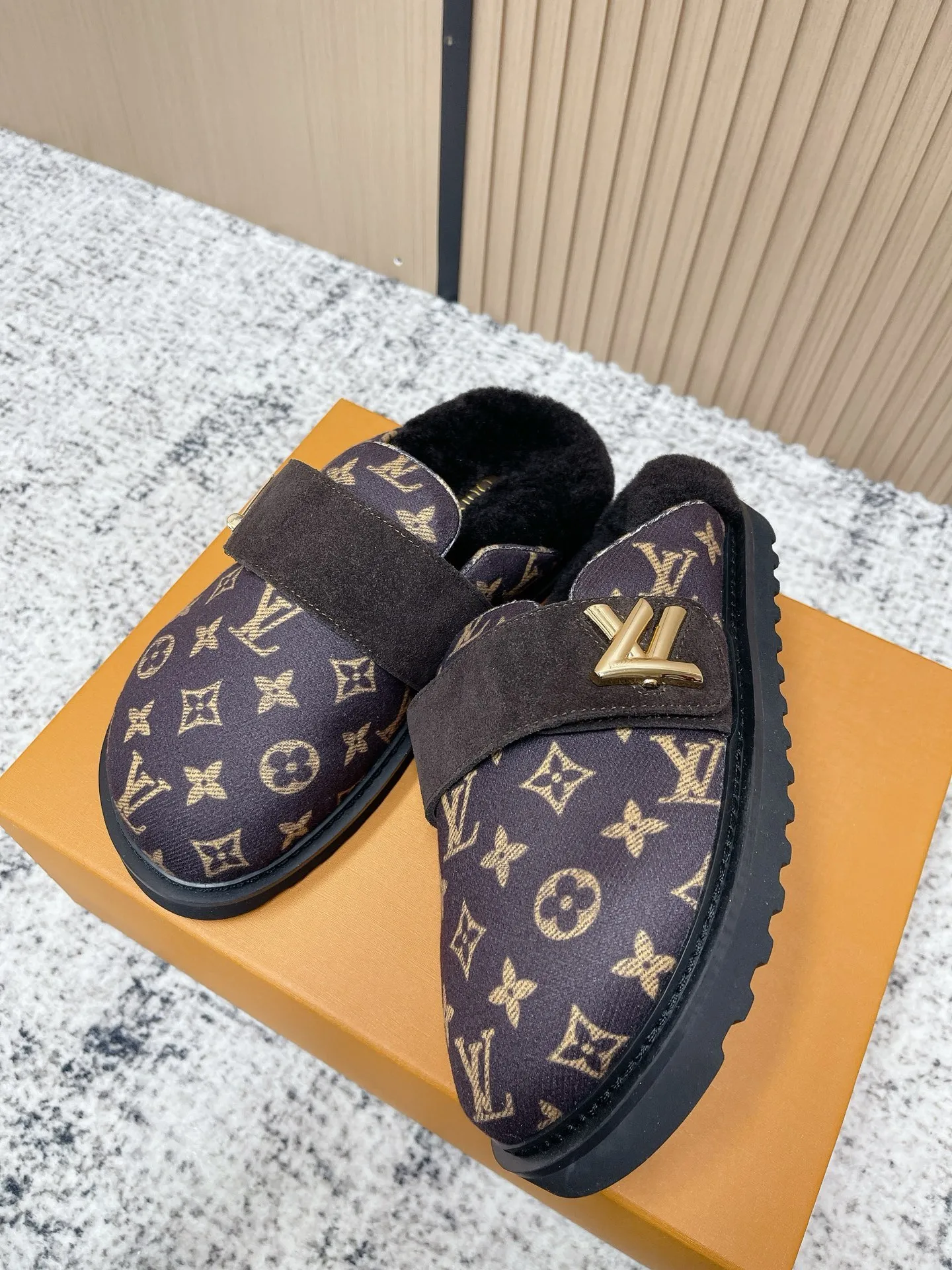 [L Home] P: 500💰 Size: 35-46 (female 40.41, male 45 46 custom-made) Top version Louis vuitton Lv top version LV couple's wool slippers New couple's Birkenstock slippers Cute and loveable, the foot feel is not too good Simple and high-end Sling-hee design Ready to wear and go Good news for lazy people Upper imported cowhide/imported old floral cloth Original hardware buckle, original molded high-density foam outsole Fabric: Yangjing/classic jacquard fabric Lining: imported wool lining Sole: original foam combination sole